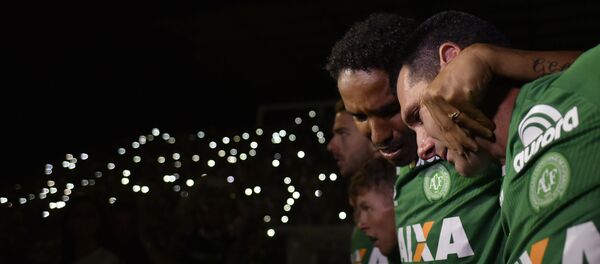 Jogadores da Chapecoense participam, em 30 de novembro de 2016, de um ato em homenagem aos seus companheiros mortos em acidente aéreo na Colômbia - Sputnik Brasil