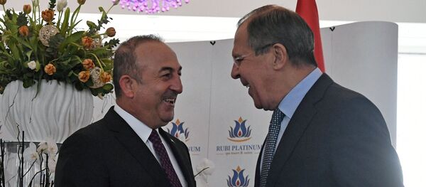 Russian Foreign Minister Sergei Lavrov, right, and Turkish Foreign Minister Mevlut Cavusoglu meet in Turkey - Sputnik Brasil