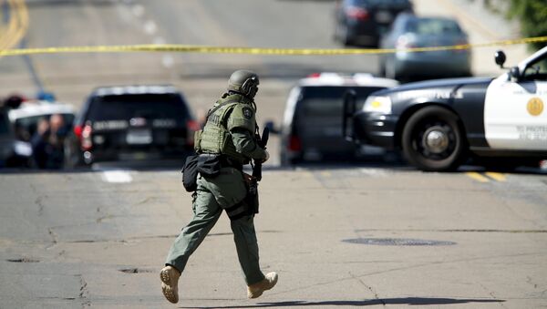 A SWAT team officer moves into position at the scene of an active shooting with a suspect with a high powered rifle in the Bankers Hills section of San Diego, California, November 4, 2015. - Sputnik Brasil
