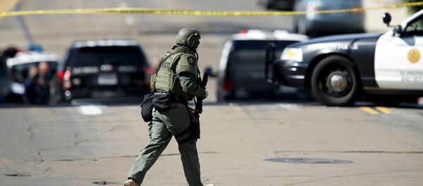 Oficial da SWAT participa de um tiroteio em San Diego, Califórnia (Arquivo) Oficial da SWAT participa de um tiroteio em San Diego, Califórnia (Arquivo) - Sputnik Brasil