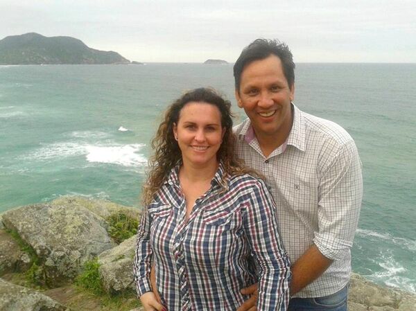 Edson Ebeliny com a mulher Roberta - Sputnik Brasil