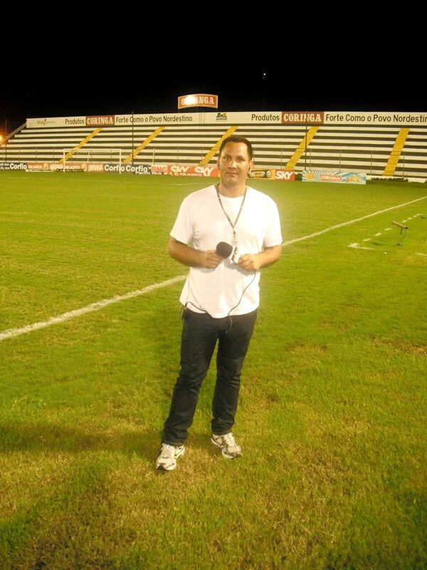 Edson no campo se preparando para cobrir o Chapecoense - Sputnik Brasil