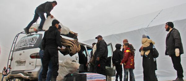 Militantes sírios com famílias chegam para Idlib depois de terem largado armas em Khan al-Shih, Síria, 29 de novembro de 2016 - Sputnik Brasil