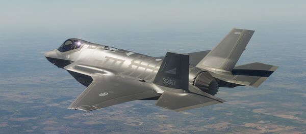 Caça norte-americano F-35 cumprindo missão - Sputnik Brasil