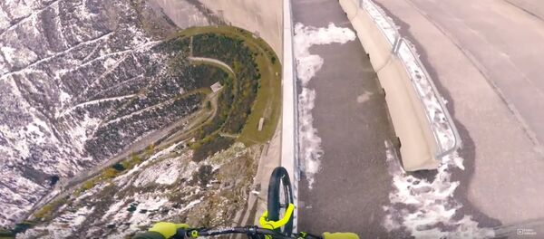 Equilíbrio em bicicleta a 200 metros de altura - Sputnik Brasil