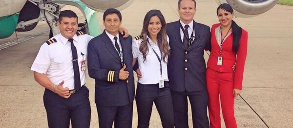 Ximena (de vermelho) com os colegas da tripulação do voo da Chapecoense Ximena (de vermelho) com os colegas da tripulação do voo da Chapecoense - Sputnik Brasil
