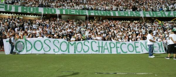 Torcedores do Nacional de Medellín prestam homenagem à Chapecoense Torcedores do Nacional de Medellín prestam homenagem à Chapecoense - Sputnik Brasil