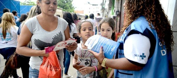 Agentes de saúde passam orientações para adultos e crianças combaterem focos do mosquito - Sputnik Brasil