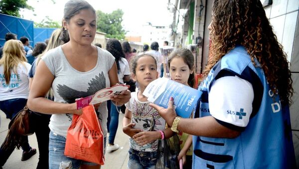 Agentes de saúde passam orientações para adultos e crianças combaterem focos do mosquito - Sputnik Brasil