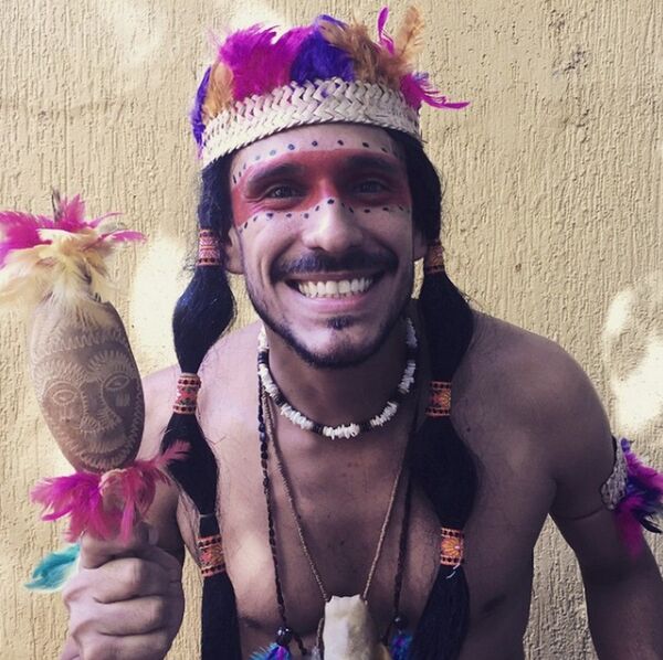 Para falar das questões indígenas, o professor se vestiu de índio. - Sputnik Brasil