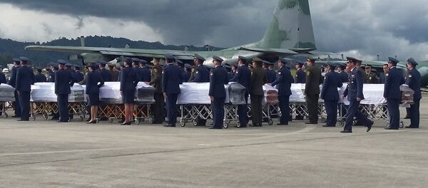 Corpos dos mortos no acidente com o avião do Chapecoense são embarcados em avião da FAB com destino ao Brasil - Sputnik Brasil
