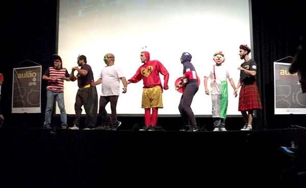 Professores se vestem de super herói e personagens da tv e do cinema para dar aulas mais descontraídas antes do Enem - Sputnik Brasil