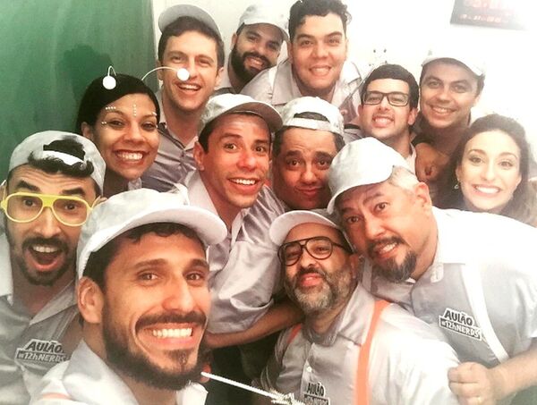 Renato Pellizzari com outros professores que apostam na descontração na hora das aulas para o Enem - Sputnik Brasil