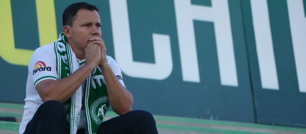 Torcedor, na Arena Condá, presta homenagem aos mortos no acidente com o avião que levava a equipe da Chapecoense - Sputnik Brasil