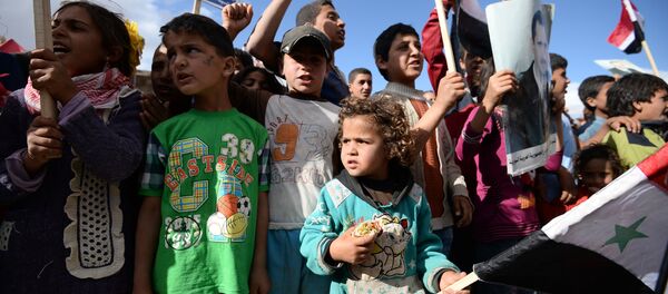 Os habitantes mais novos da Síria durante a entrega da ajuda humanitária (imagem referencial) Os habitantes mais novos da Síria durante a entrega da ajuda humanitária (imagem referencial) - Sputnik Brasil