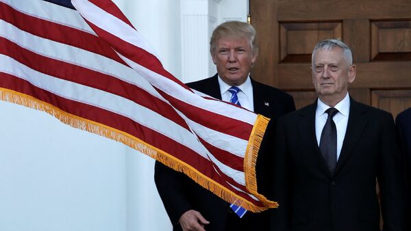 Presidente dos EUA, Donald Trump, com o secretário de Defesa, James Mattis (foto de arquivo) - Sputnik Brasil
