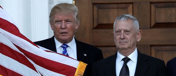 Presidente dos EUA, Donald Trump, com o secretário de Defesa, James Mattis (foto de arquivo) - Sputnik Brasil