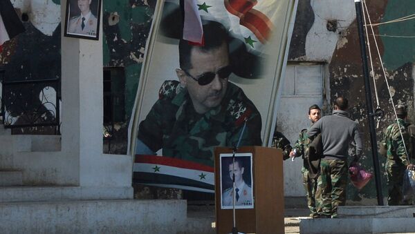 Cartazes com o retrato do presidente sírio, Bashar Assad, junto ao centro de autotreinamento perto de Damasco - Sputnik Brasil