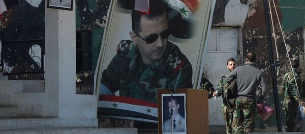 Cartazes com o retrato do presidente sírio, Bashar Assad, junto ao centro de autotreinamento perto de Damasco Cartazes com o retrato do presidente sírio, Bashar Assad, junto ao centro de autotreinamento perto de Damasco - Sputnik Brasil