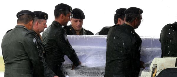 A retirada dos caixões com corpos das vítimas do acidente aéreo no aeroporto de Chapecó A retirada dos caixões com corpos das vítimas do acidente aéreo no aeroporto de Chapecó - Sputnik Brasil