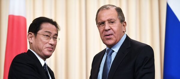 O chefe da chancelaria russa Sergei Lavrov durante encontro com o seu homólogo japonês Fumio Kishida, 3 de dezembro de 2016 - Sputnik Brasil