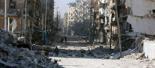 Os sírios andam pelas ruas com prédios desmoronados, ao fugirem aos confrontos entre as forças do governo e os rebeldes, no Leste de Aleppo - Sputnik Brasil