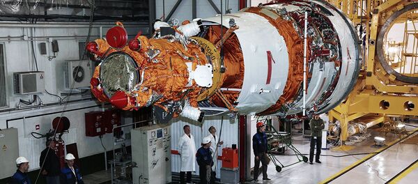 Especialistas preparam o terceiro aparelho espacial de sensoriamento remoto da Terra Resurs-P para lançamento no cosmódromo de Baikonur - Sputnik Brasil