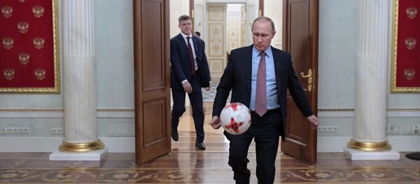 Presidente da Rússia, Vladimir Putin joga bola no Kremlin depois do encontro com presidente da FIFA, Gianni Infantino - Sputnik Brasil