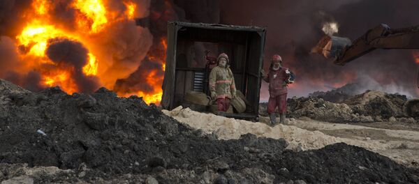 Bombeiros apagam petróleo incendiado em Mossul, Iraque - Sputnik Brasil