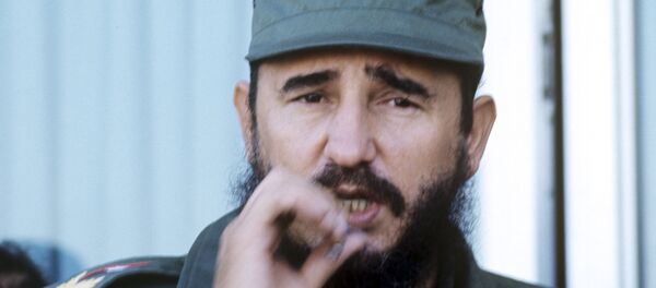 Fidel Castro é flagrado fumando no final da visita de Leonid Brezhnev a Cuba (foto de arquivo) - Sputnik Brasil
