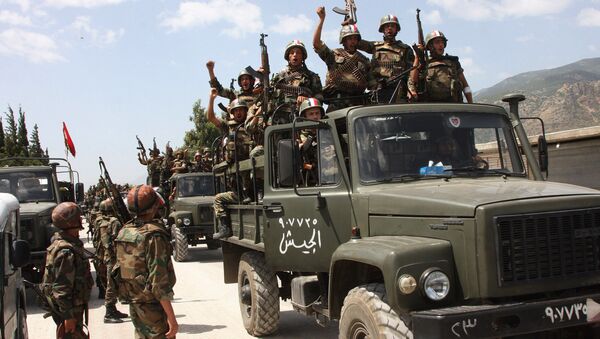 Soldados do exército sírio em seus caminhões militares gritando lemas em apoio ao presidente sírio Bashar Assad, entrando em uma aldeia perto da cidade de Jisr al-Shughour, ao norte de Damasco, Síria (Arquivo) - Sputnik Brasil