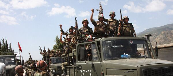Soldados do exército sírio em seus caminhões militares gritando lemas em apoio ao presidente sírio Bashar Assad, entrando em uma aldeia perto da cidade de Jisr al-Shughour, ao norte de Damasco, Síria (Arquivo) - Sputnik Brasil