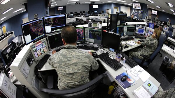 Militares dos EUA trabalhando nos computadores - Sputnik Brasil