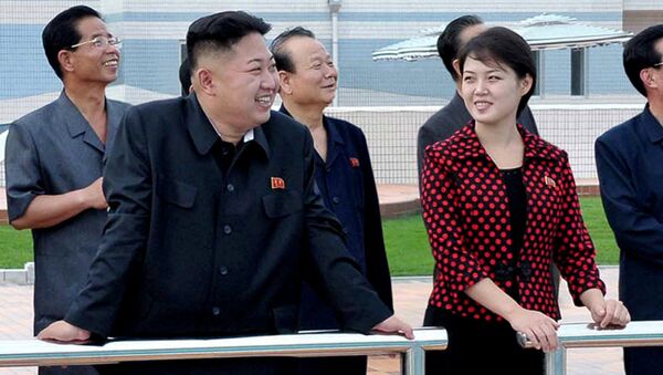 Líder da Coreia do Norte Kim Jong Un acompanhado pela sua esposa Ri Sol-Ju, Pyongyang - Sputnik Brasil