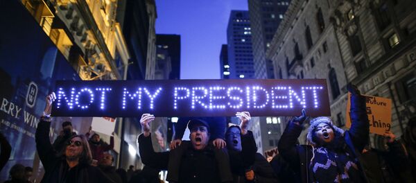 Demonstrantes protestam contra a eleiçao de Donald Trump como novo presidente dos EUA perante a Torre de Trump em Nova York, EUA, 12 de novembro de 2016 Demonstrantes protestam contra a eleiçao de Donald Trump como novo presidente dos EUA perante a Torre de Trump em Nova York, EUA, 12 de novembro de 2016 - Sputnik Brasil
