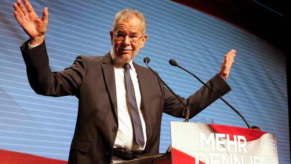 O candidato presidencial austríaco Alexander Van der Bellen, que é apoiado pelos Verdes, pronuncia seu discurso durante o comício eleitoral final em Viena, Áustria, 2 de dezembro de 2016 - Sputnik Brasil