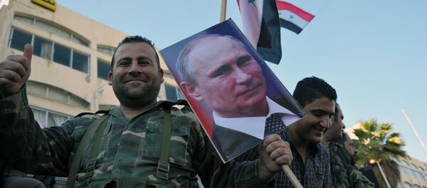 Tropas do Exército Árabe Sírio tomam parte da manifestação de apoio à operação da Força Aeroespacial russa na Síria - Sputnik Brasil