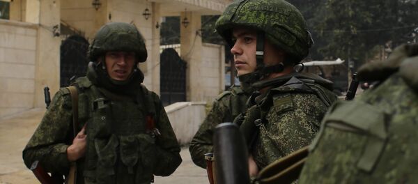 Soldados russos ao lado de comboio humanitário em Aleppo, na Síria, em 4 de dezembro de 2016 - Sputnik Brasil