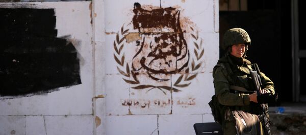 Um soldado russo no bairro de Hanono, controlado por forças governamentais de Assad, em Aleppo, na Síria, em 4 de dezembro de 2016 - Sputnik Brasil