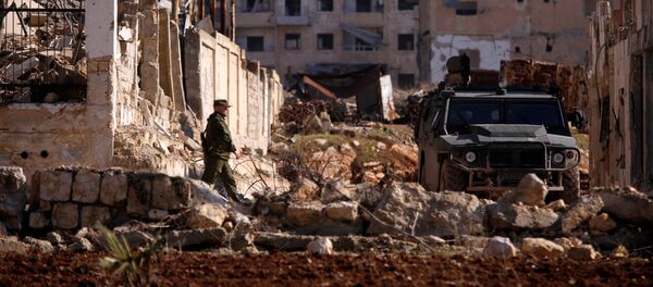 Um soldado russo se aproxima de um veículo militar no bairro de Hanono, controlado por forças governamentais de Assad, em Aleppo, na Síria, em 4 de dezembro de 2016 Um soldado russo se aproxima de um veículo militar no bairro de Hanono, controlado por forças governamentais de Assad, em Aleppo, na Síria, em 4 de dezembro de 2016 - Sputnik Brasil
