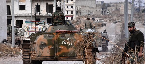 Forças pró-governamentais estabelecem um posto militar no bairro de Sakan al-Shababi, em Aleppo oriental, após o terem reconquistado aos rebeldes, em 2 de dezembro de 2016 Forças pró-governamentais estabelecem um posto militar no bairro de Sakan al-Shababi, em Aleppo oriental, após o terem reconquistado aos rebeldes, em 2 de dezembro de 2016 - Sputnik Brasil