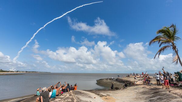 Pessoas filmando laçamento de satélites a partir do Centro Espacial de Kourou na Guiana Francesa, 17 de novembro de 2016 - Sputnik Brasil