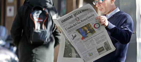 Um homem lendo o jornal italiano Corriere della Serra, em 5 de dezembro de 2016, após o fracasso do referendo - Sputnik Brasil