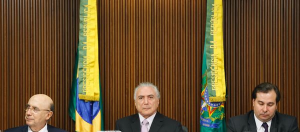 Presidente Michel Temer acompanhado do ministro da Fazenda, Henrique Meirelles, e do presidente da Câmara dos Deputados, Rodrigo Maia, durante reunião com líderes da base aliada na Câmara e no Senado. - Sputnik Brasil