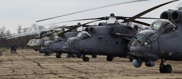 Helicópteros russos Mi-35M e Mi-8AMTSh (foto de arquivo) - Sputnik Brasil