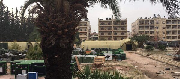 Esta foto de 5 de dezembro de 2016 mostra o que sobrou do hospital móvel russo em Aleppo após ataque de rebeldes, Síria - Sputnik Brasil