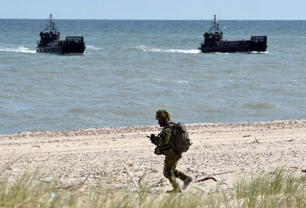 Tropas da OTAN realizam desembarque massivo de anfíbio na costa de Utska, na Polônia do Norte, durante os exercícios militares marítimos da OTAN BALTOPS (operações bálticas), em 17 de novembro de 2015, no mar Báltico. - Sputnik Brasil
