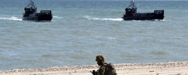 Tropas da OTAN realizam desembarque massivo de anfíbio na costa de Utska, na Polônia do Norte, durante os exercícios militares marítimos da OTAN BALTOPS (operações bálticas), em 17 de novembro de 2015, no mar Báltico. - Sputnik Brasil