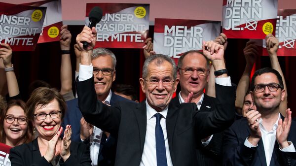 Presidente eleito da Áustria, Alexander Van der Bellen, celebra a sua vitória com os seus apoiantes em Viena, Áustria, 4 de dezembro de 2016 - Sputnik Brasil