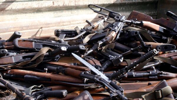 Cerca de 133 armas estão sendo carregadas em um caminhão, no Acampamento Base de Rajlovac, perto de Sarajevo, 05 de dezembro de 2005 - Sputnik Brasil